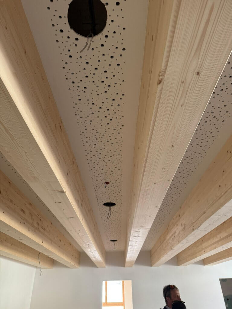 Decke mit Holzträgern und Lüftungsöffnungen im Gewerbebetrieb Piesendorf Neubau