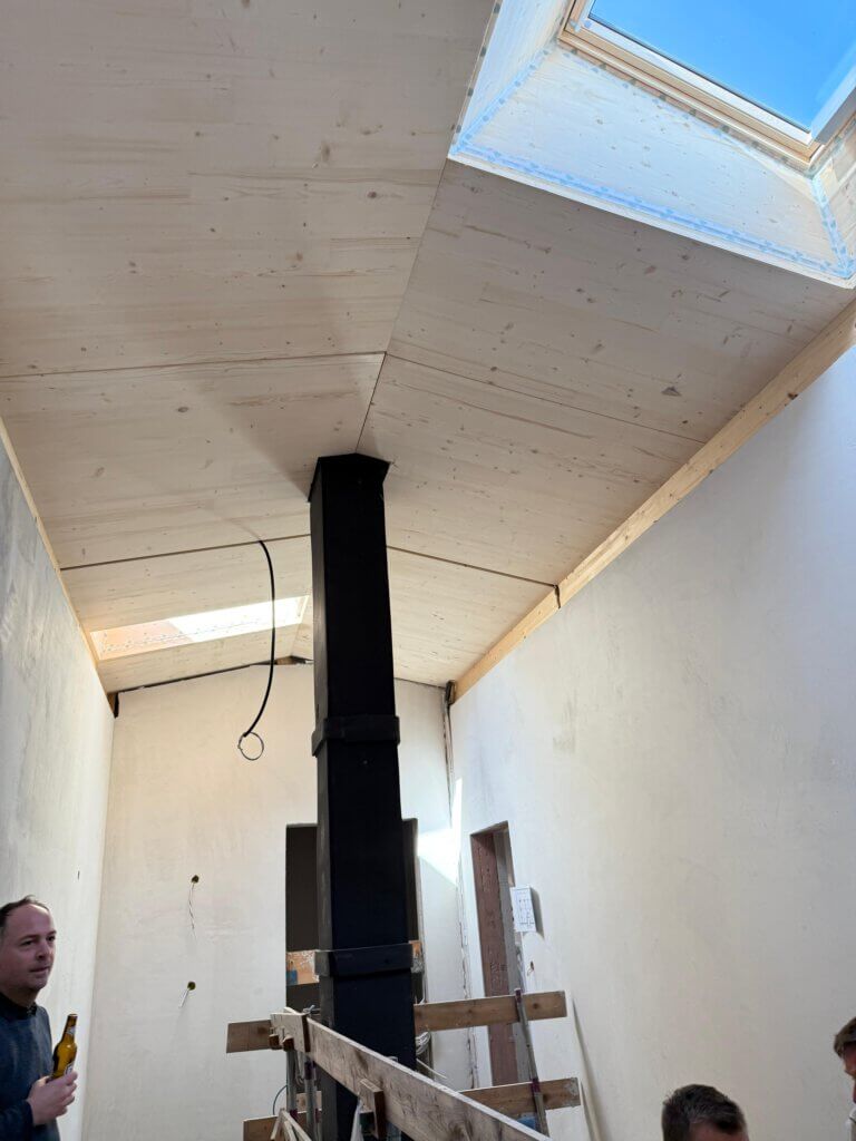 Innenraum mit neuer Holzbalkendecke bei Bauprojekt in Piesendorf mit regionaler Wirtschaft